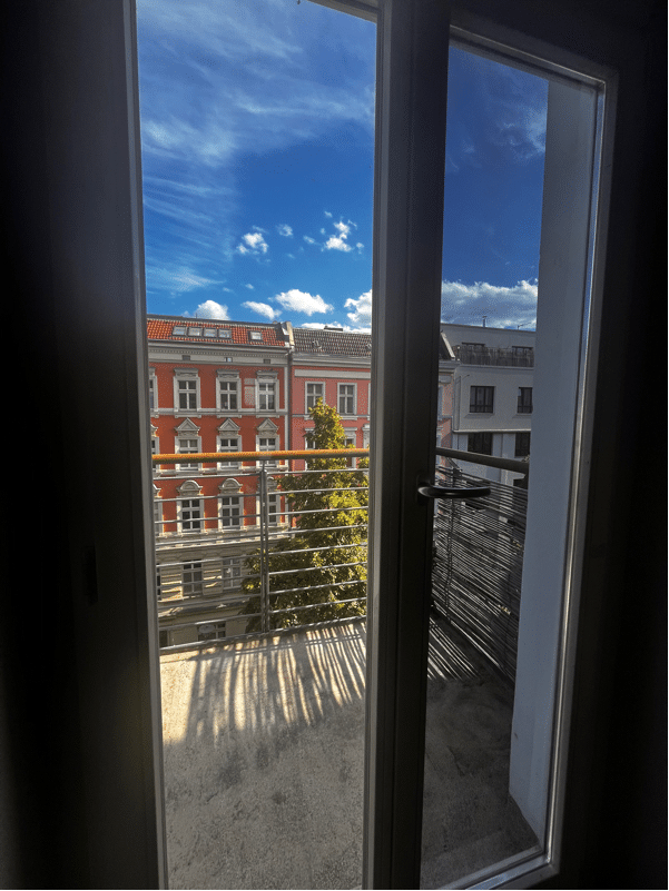 C_Zi_Balkon_Ausblick - Exclusive Residential on the Mauerweg - Charm and Comfort in Prenzlauer Berg