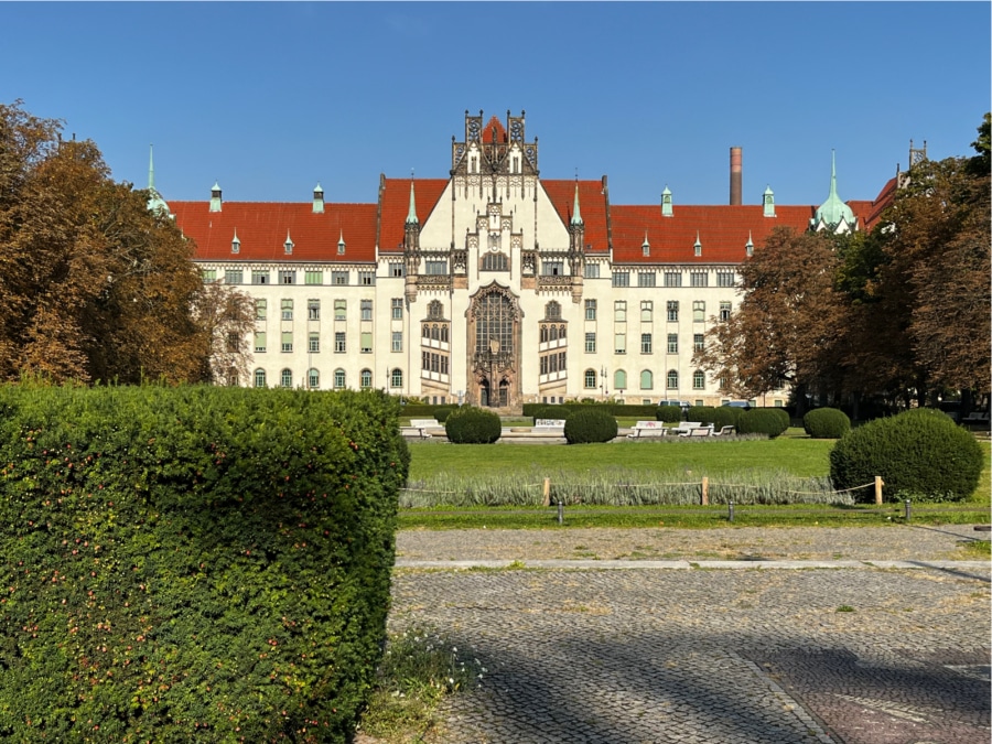 18 - Move-in ready – 2.5-room apartment with an open view of the Berlin sky