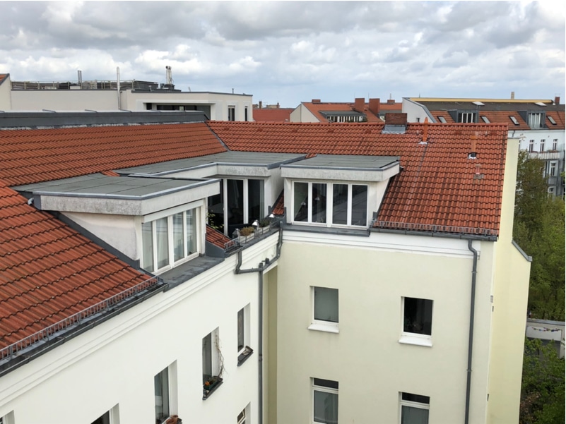 20. Dach Hofseite_HH - Investment Opportunity on Zionskirchstr. – 1.5 Rooms with Yields of up to 2.35%