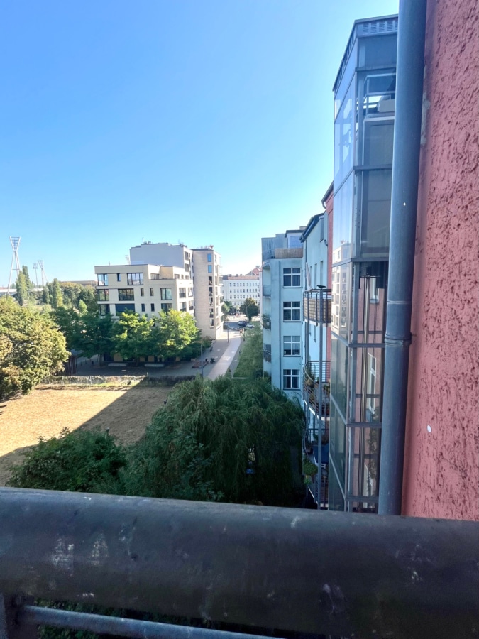 G_WohnKü_Balkon_2 - Wohnjuwel am Mauerweg - 2,5 Zi - 2 Balkone - Blick auf den Mauerpark