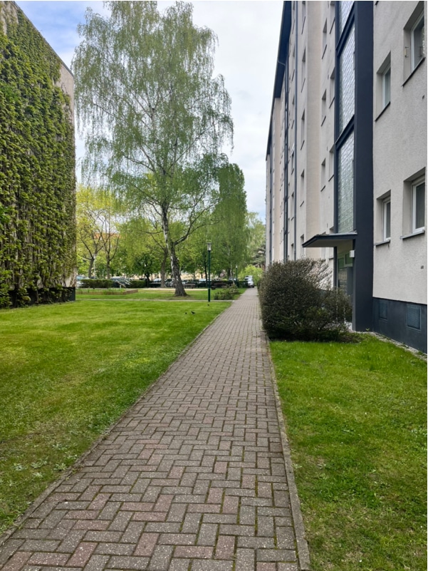 J_Hausanlage.jpeg - REDUZIERT - Moderne 1,5-Zi mit Süd-Balkon im Grünen am S-Bahnhof Attilastraße