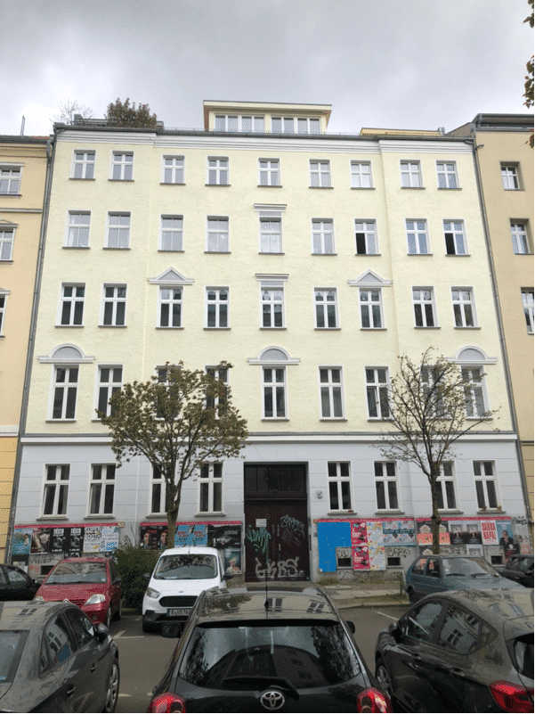 1. Fassade - Investment in Mitte – 1.5 Rooms on Zionskirchstr., reliably rented