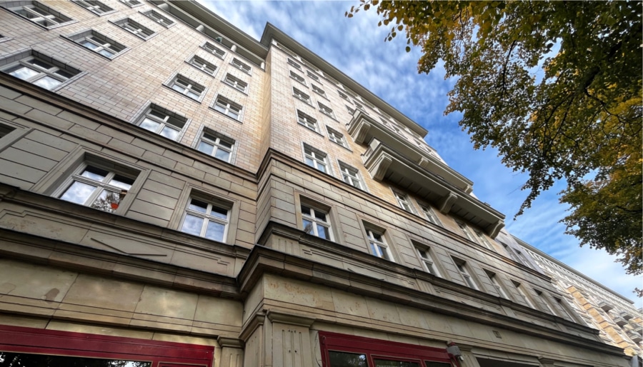 17 - Commission-free: Stunning, move-in ready 2-room apartment on Karl-Marx-Allee