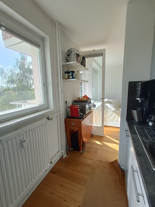 Modern 1.5-room apartment with sunny balcony at Attilastraße station - B1_Küche_Balkon